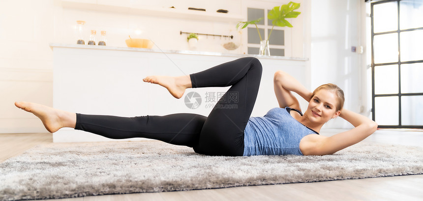 白种文化运动健壮的女在家中客厅做瑜伽侧边木板用于心理健康和冥想研究健身运动和康的生活方式概念图片