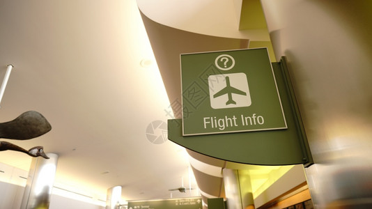 机场里的绿色标志上的飞机图图片
