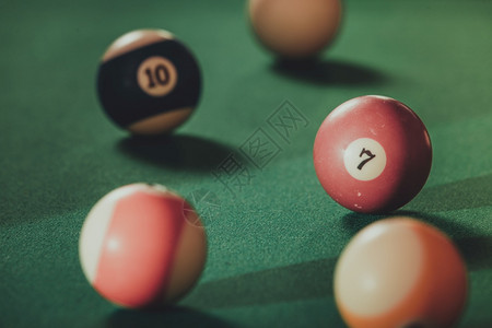 绿色桌上的Billiard球池游戏盘桌上的Snooker球图片