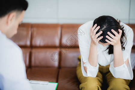 目前的问题患有焦虑症状的心理健康患者目前正在寻求心理医生的咨询以便在医院接受治疗背景