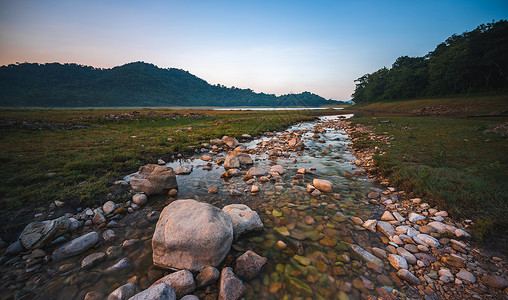 具有山地和森林背景的淡水流自然景观图片