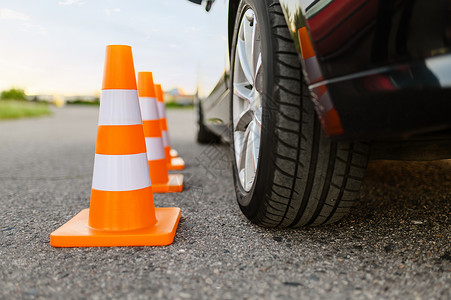 汽车和橙色锥体交通安全理念图片