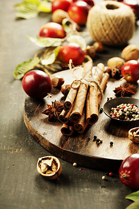 苹果和香料秋或冬季烹饪概念苹果派醋或糊酿葡萄酒图片