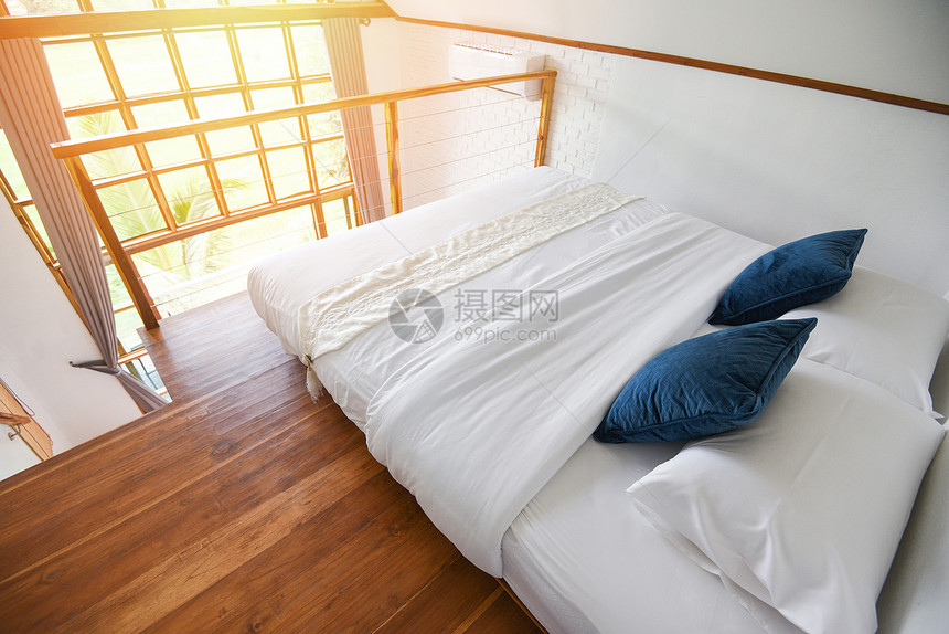 室内设计白色和木制地板晨间卧室窗户上有阳光和自然观察图片