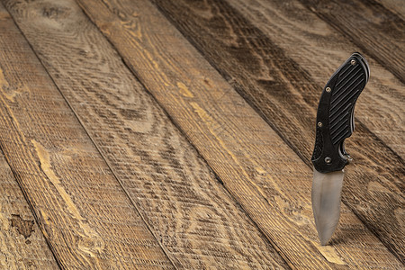 开口用小刀协助在生锈木制甲板上开口高清图片