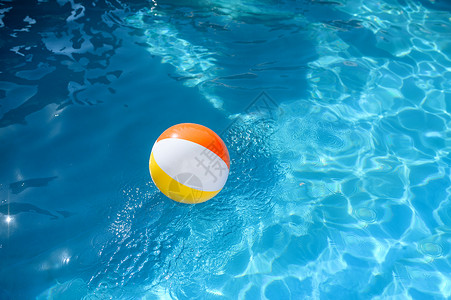 在游泳池的蓝水中没有人在阳光明媚的白天暑假积极生活方式的游泳池边体育和娱乐活动在游泳池的蓝水中没有人背景图片