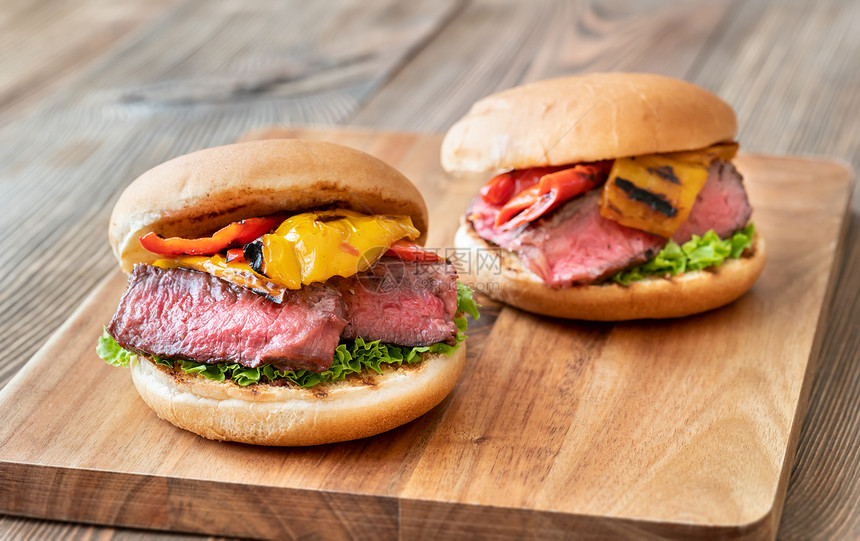 汉堡包和烤牛排木板上胡椒图片