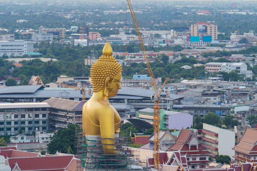 曼谷PhasiChanoen区WatPaknamPjasiChanoenTemple巨金佛的空中景象曼谷泰国城市中心图片