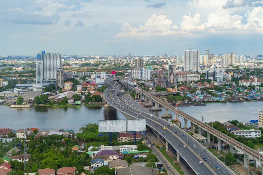 泰国ChaoPhraya河的空中景象图片