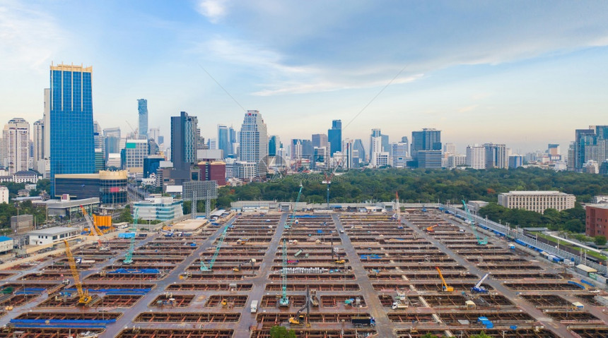 建筑工地人与起重机和挖土一起工作的繁忙业空中景象图片