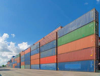 在城市进出口业务和物流国际货中装有多彩集箱货轮由起重机运往港口图片