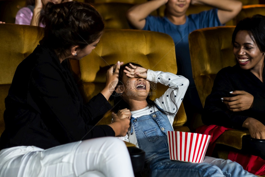 女孩们在电影院大喊叫对坐在她们旁边和后面的人造成烦恼图片