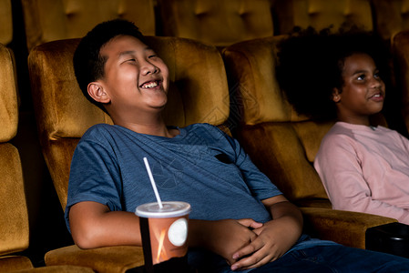 三个孩子玩得开心享受看电影高清图片