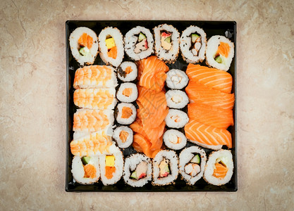 日本寿司食物马基和鱼卷金鲑虾螃蟹和鳄梨各种寿司图片