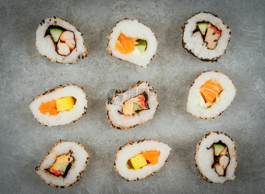 日本寿司食物马基和鱼卷金鲑虾螃蟹和鳄梨各种寿司图片