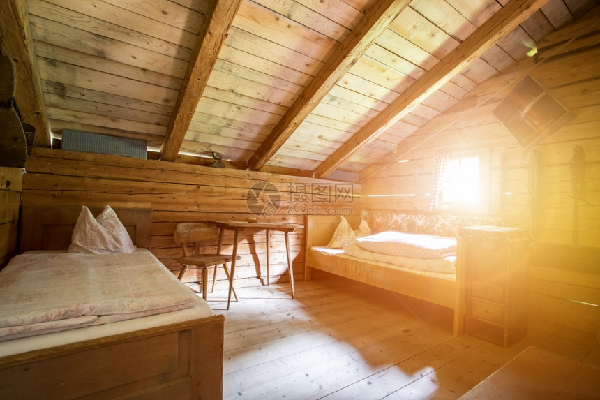 在奥地利一个生锈的木制高山小屋或木内图片