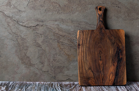 生锈石头背景的铁制木板厨房桌上的剪切板图片