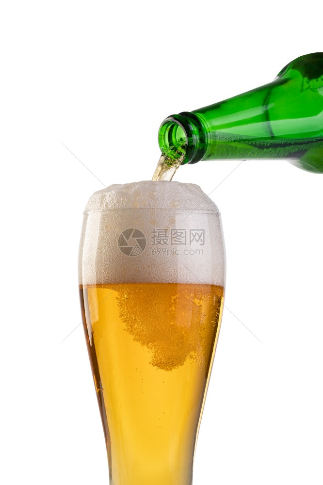 啤酒倒在白色背景的孤立啤酒上倒在上图片