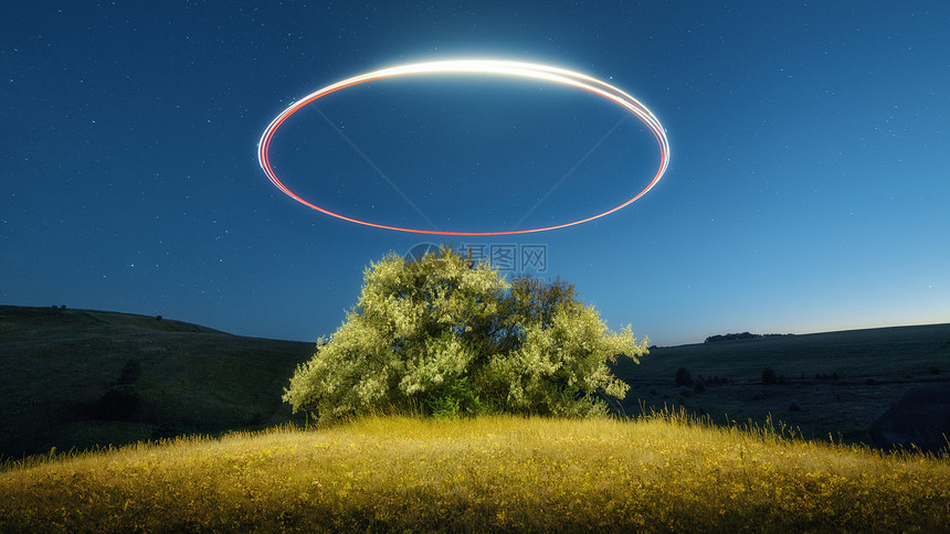 无人机飞行驾驶机抛出光黄草天空和星无人机在夏季的星夜一棵树上方安装了光的奥华照图片
