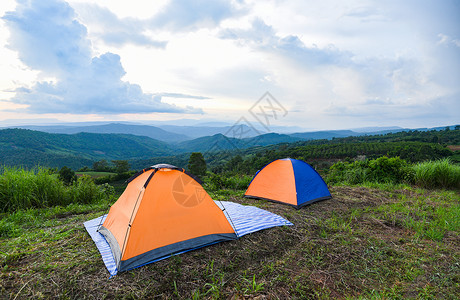 山地景观背夏季冒险旅行露营帐篷图片
