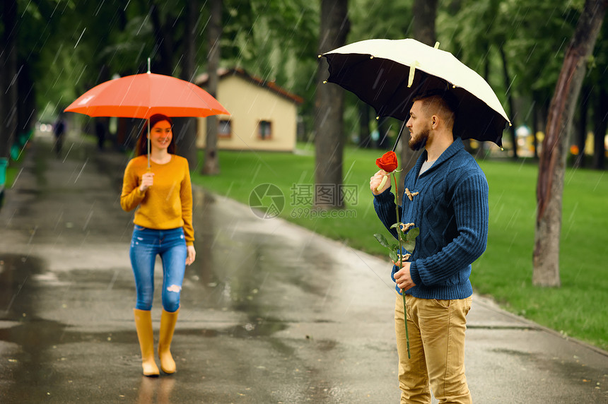 在雨天的夏日公园里浪漫的约会红玫瑰男人在路上等他的女人小巷里湿透的天气图片
