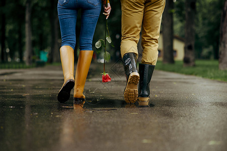 情侣在公园拿着玫瑰花散步图片