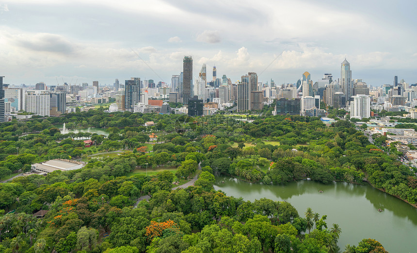 泰国曼谷市中心天空线泰国曼谷Sathorn区Lumpini公园绿树空中景象亚洲智能城市金融区和商业中心Skycraper大楼图片
