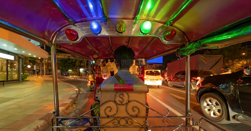 RaidingTuktuk在街上行驶泰国传统本地出租车晚上在泰国曼谷市图片