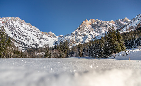 美丽的田地冬季风景惊人的山脉雪树和蓝天空图片