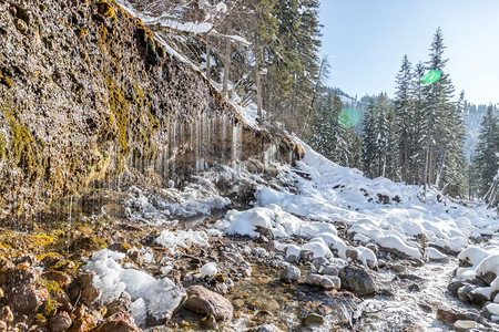 席尔姆玛利亚阿尔姆的瀑布冬的赫特塔尔里芬背景