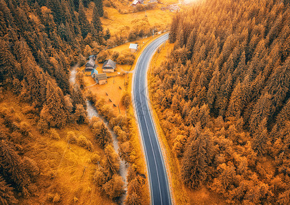 秋季喀尔巴阡山道路的空中美景图片