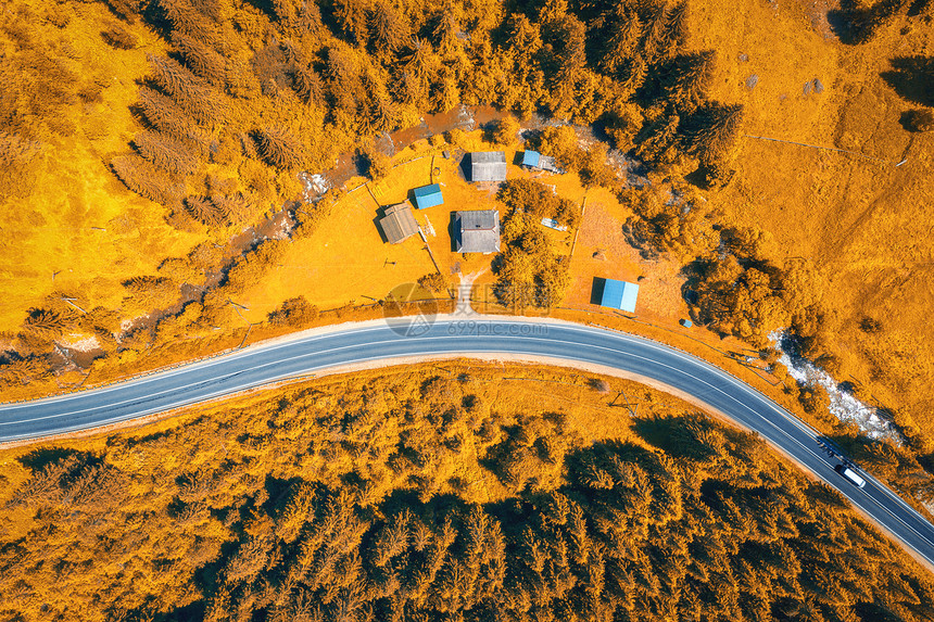 秋季喀尔巴阡山道路的空中美景图片