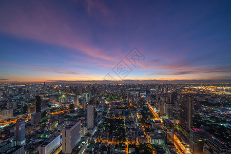 泰国金融区和亚洲智能城市的商业中心日落时天梯和高楼大图片