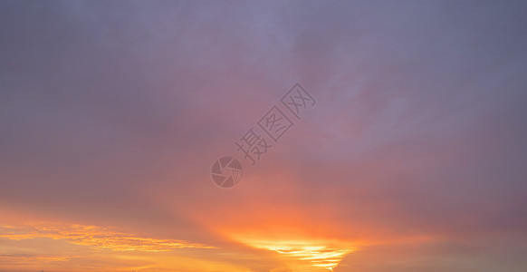 日落天空自然景观背摘要蓝色和橙戏剧紫的云彩黄昏时高清图片