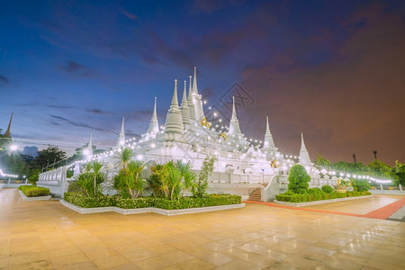 萨穆特普拉卡恩泰国萨穆特普拉坎省AsokMaharat佛教寺庙的白塔或泰国建筑旅游景点标志背景