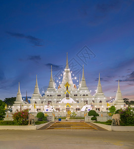 萨穆特普拉卡恩泰国萨穆特普拉坎省AsokMaharat佛教寺庙的白塔或泰国建筑旅游景点标志背景