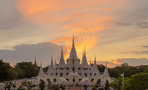 萨穆特普拉卡恩日落时泰国萨穆特普拉坎省AsokMaharat佛教寺的白塔或泰国建筑旅游景点标志背景