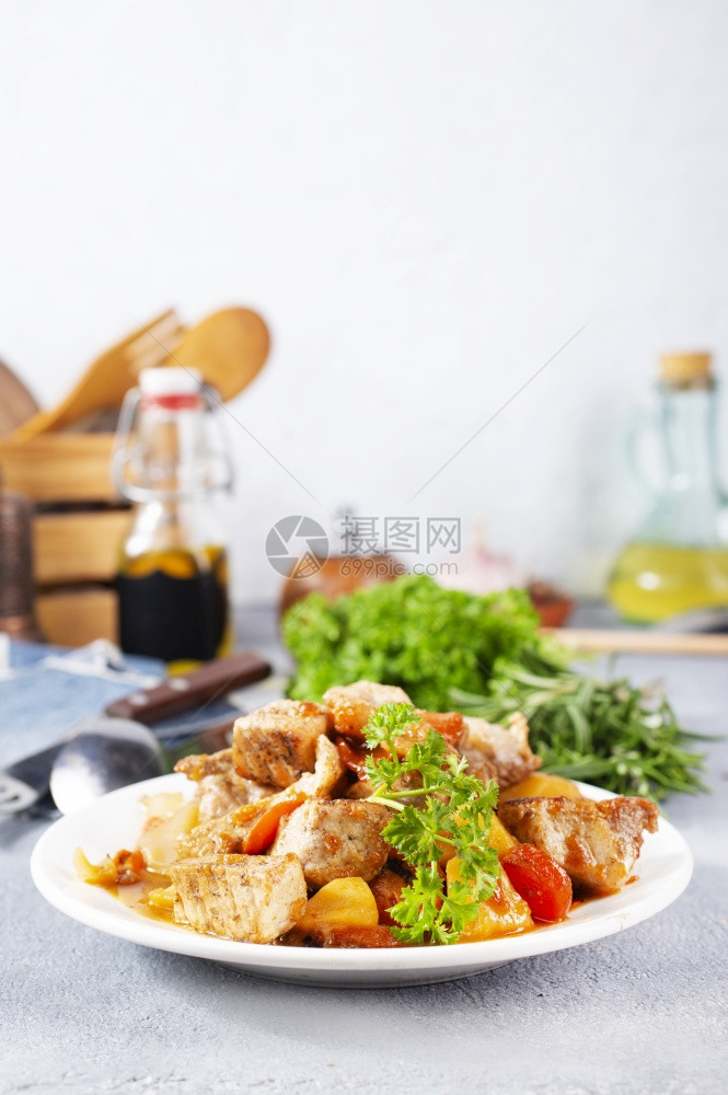 炸肉和盘蔬菜图片
