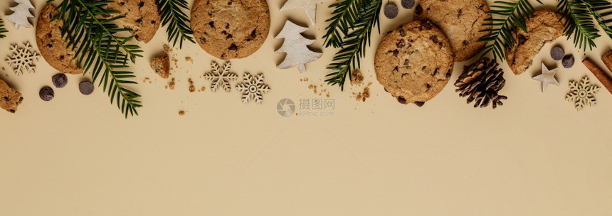 圣诞背景巧克力薯片饼干和木装饰平躺顶楼图片