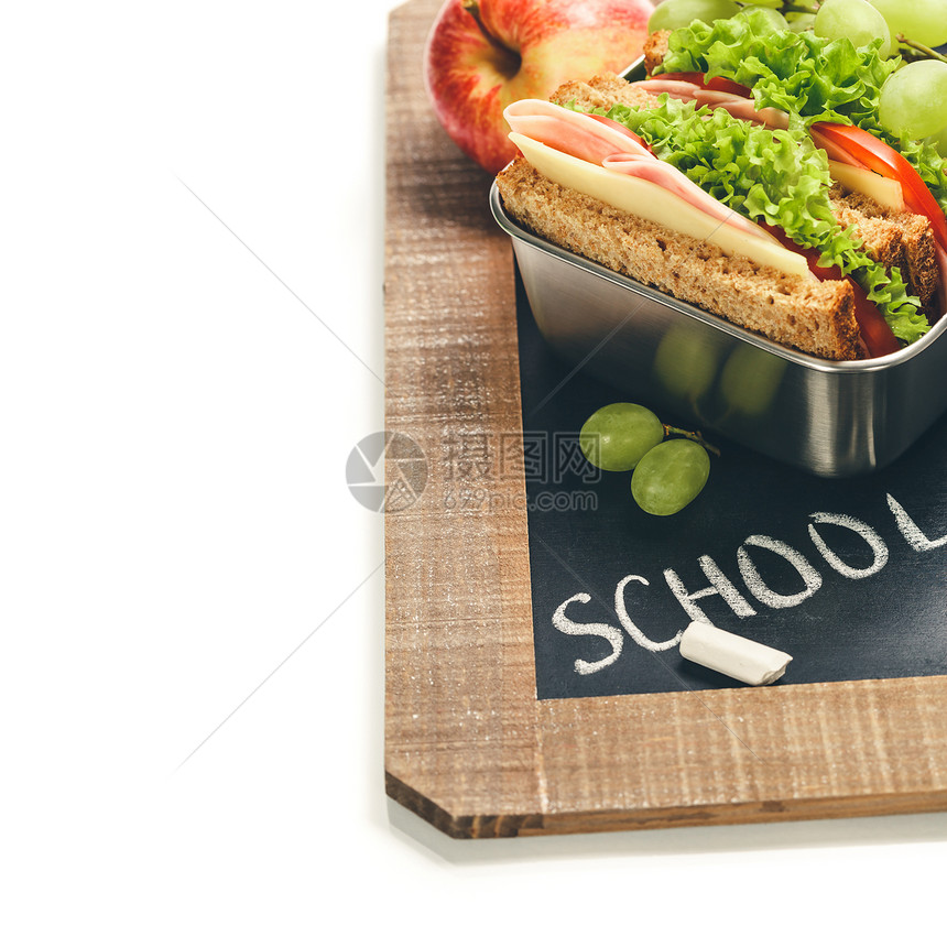 带三明治和水果的午餐盒粉笔板复制空间图片