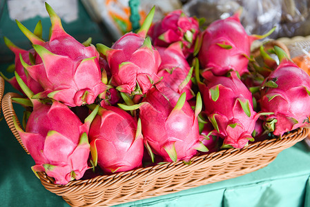 粉红色的背景水果市场出售的篮子中龙果新鲜皮塔亚背景