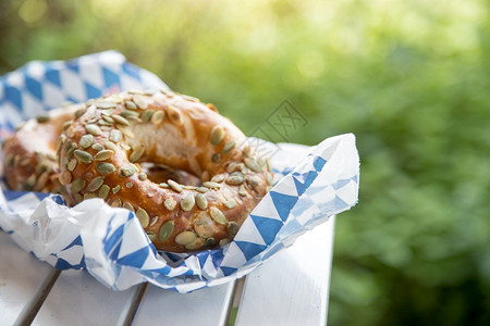 新鲜的巴伐利亚百日饼早餐躺在户外的木制桌子上图片