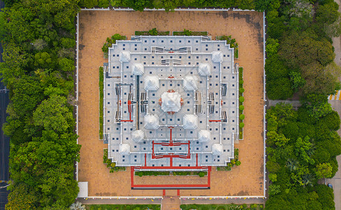 萨穆特普拉卡恩泰国SamutPrakan省AsokMaharat佛教寺庙日落时的白色塔或寺庙的空中景象泰国建筑旅游景点标志背景