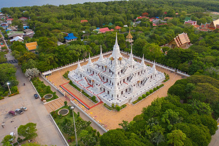 萨穆特普拉卡恩泰国SamutPrakan省AsokMaharat佛教寺庙日落时的白色塔或寺庙的空中景象泰国建筑旅游景点标志背景