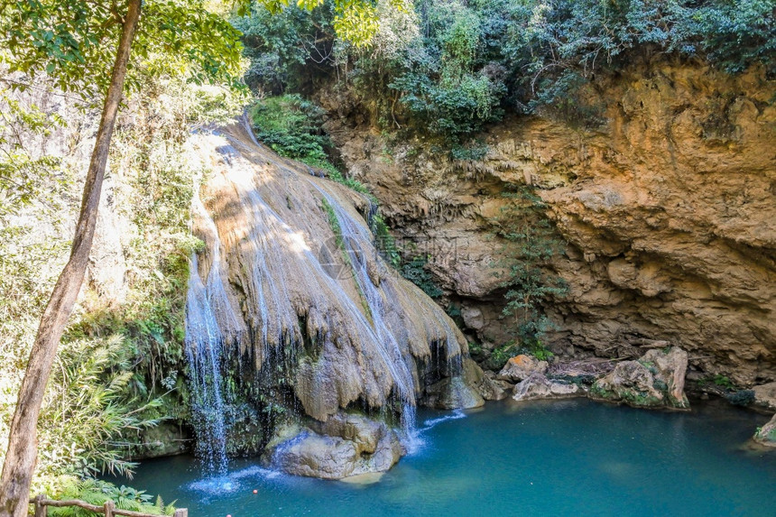 泰国LamphunLi区MeePing公园美丽的KohLuang瀑布图片