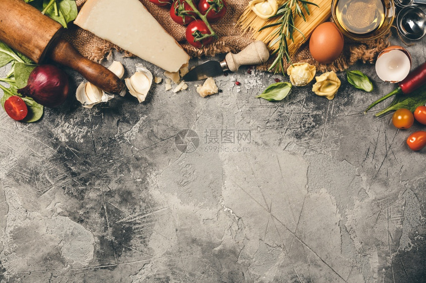 意大利食物背景包括醋西红柿巴勒意大利面菠菜洋葱面粉橄榄油大蒜辣椒玉米迷迭香和蛋板背景图片