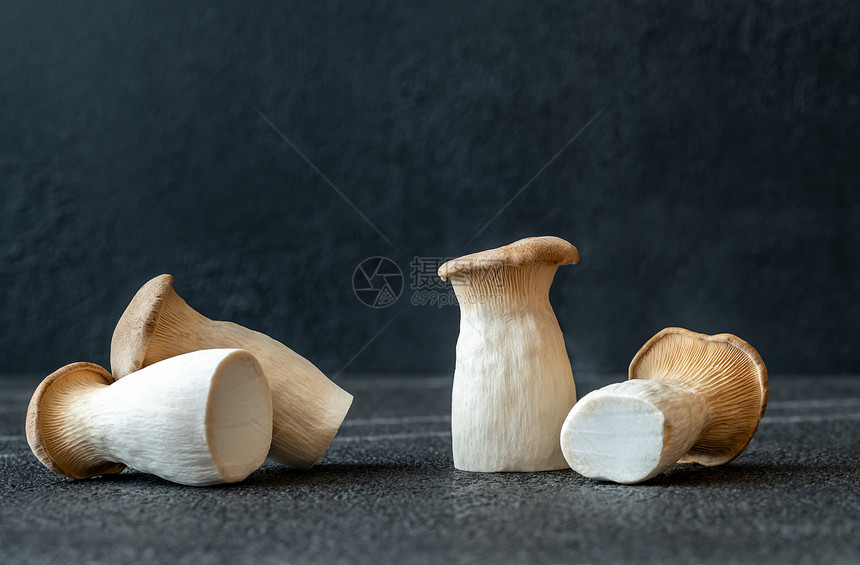 深底的生牡蛎蘑菇图片