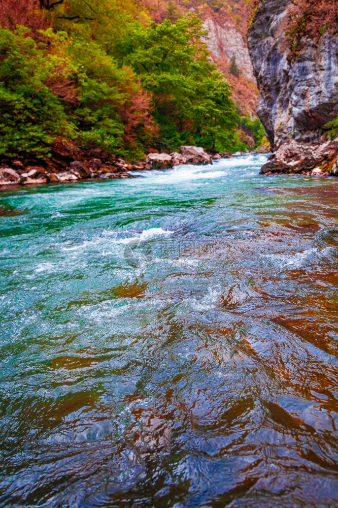 山区河流谷风景观图片