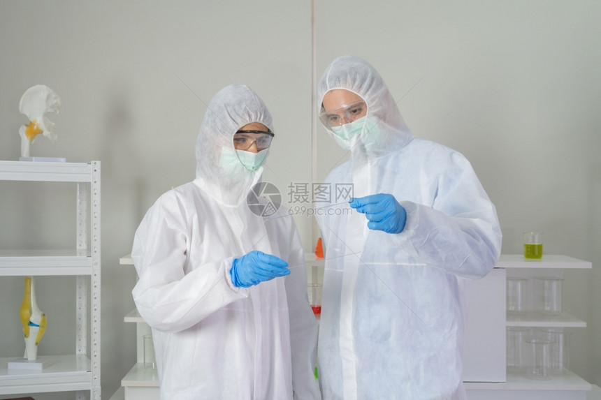 西方科学家夫妇使用具有复制空间的全息图片在实验室或在技术医学化保健研究等领域制可口19疫苗图片