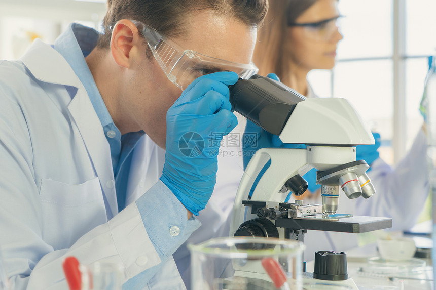 一家西方科学夫妇在实验室或中在技术医学化保健研究实验科学等领域研究测试管以分析和开发共生19疫苗图片
